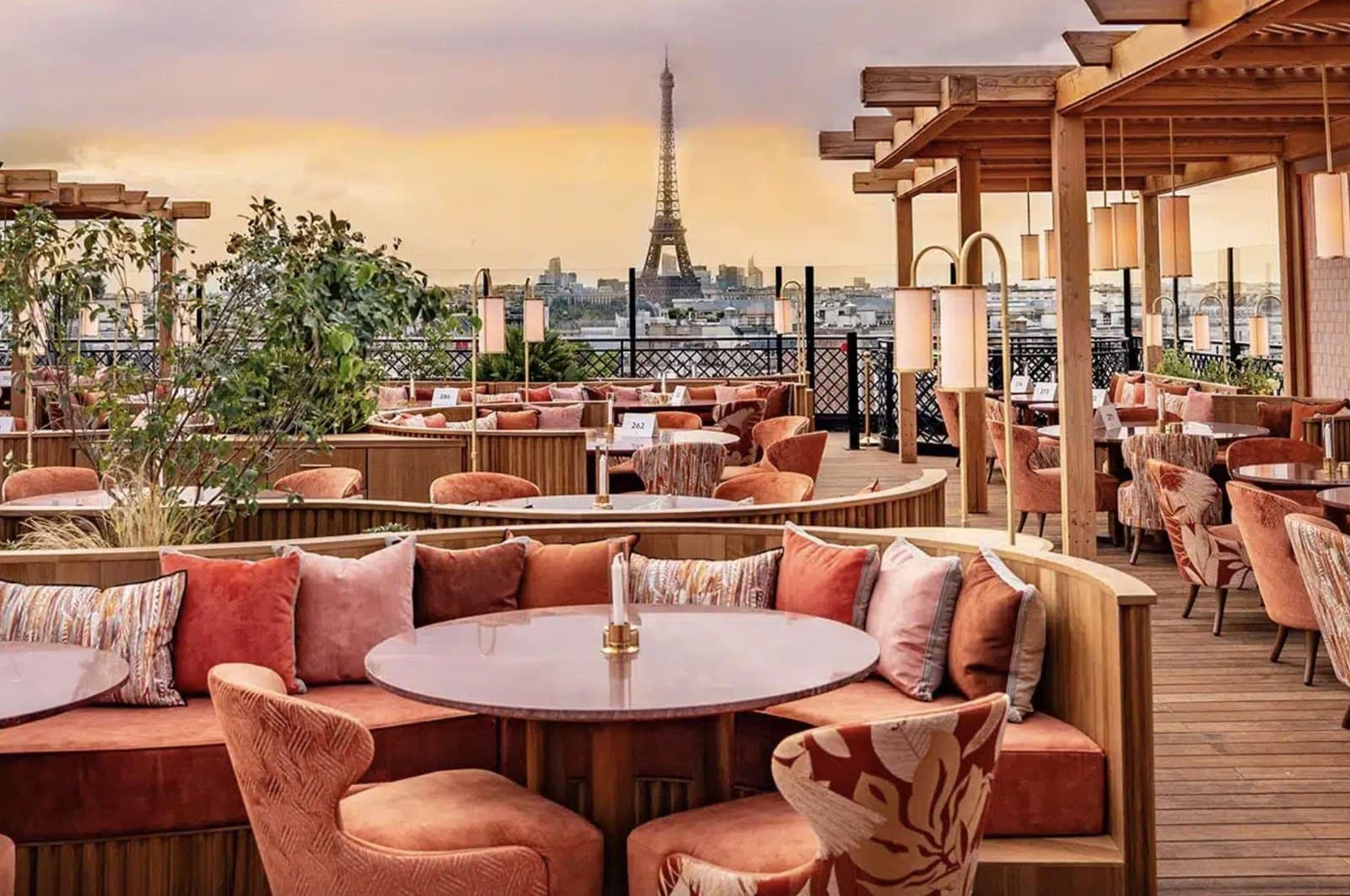 Terrasse feutrée d’un bar d’hôtel parisien au coucher du soleil